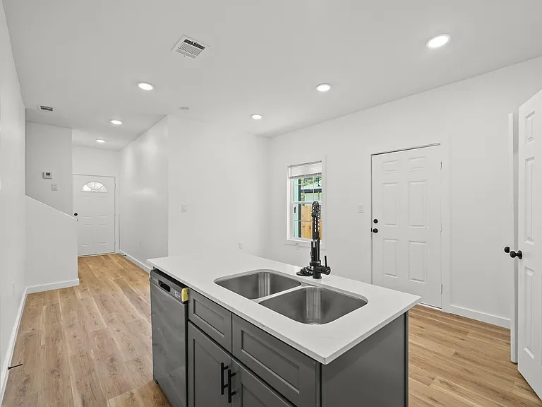 1512 W Blum St #A — Photo 17