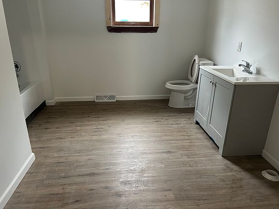 4th image of 911 Wright St