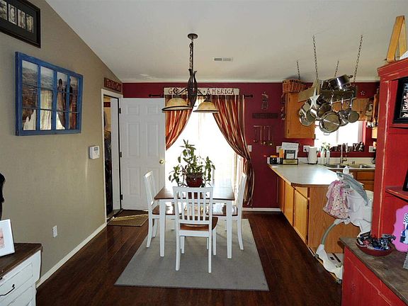 3rd image of 913 S Lawson St