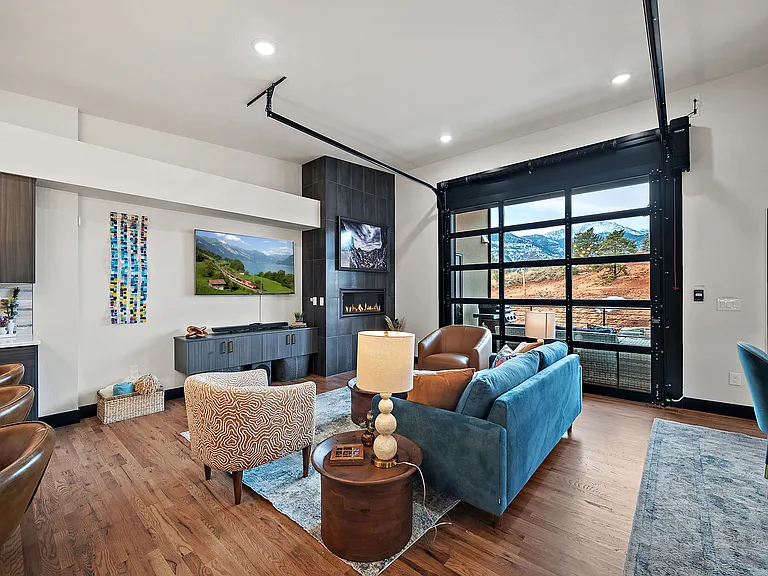 +2nd floor
+Living room
+Fireplace
+TV
+Outdoor/indoor dining