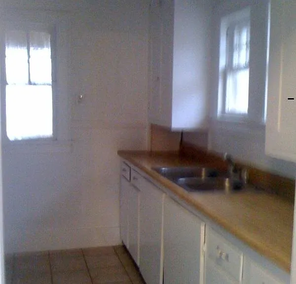 Kitchen - comes with stove and refrigerator