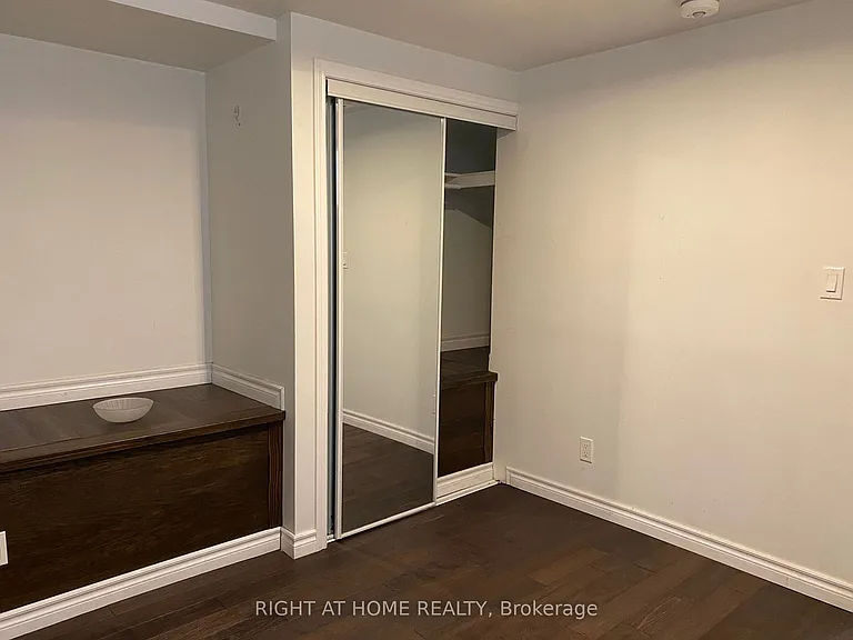 570 Bathurst St #B — Photo 6
