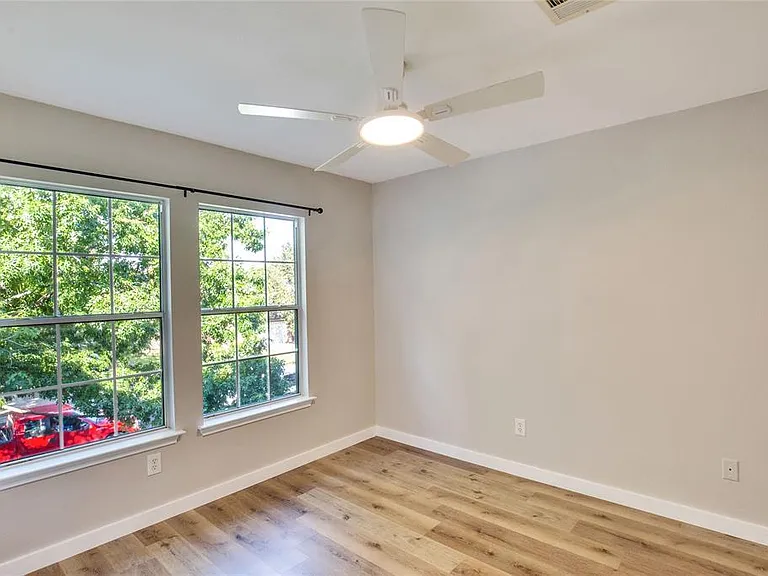 1201 Del Roy Dr — Photo 15