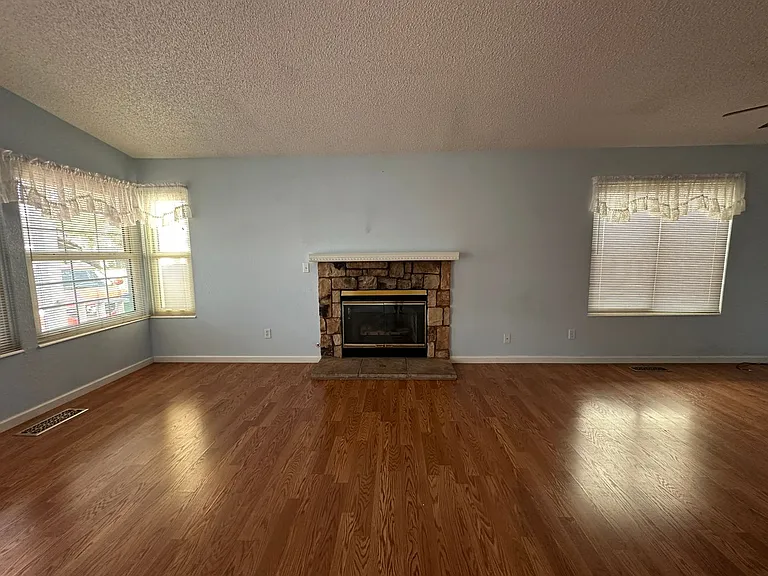 1213 Lawton Ct — Photo 6