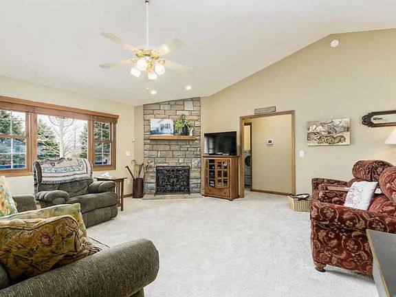 5th image of 67 Kelly Marie Dr