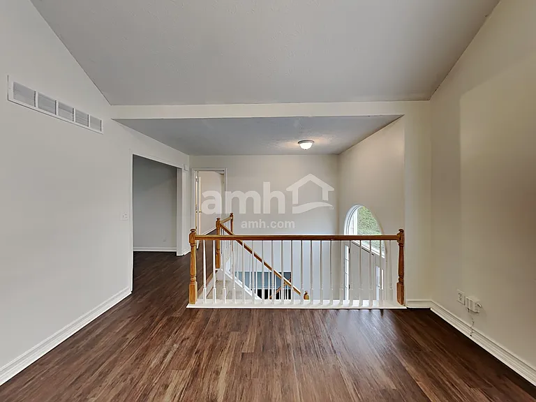 468 Springfield Dr — Photo 3