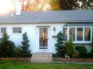 15 Woodcrest Dr, Old Bridge, NJ 08857