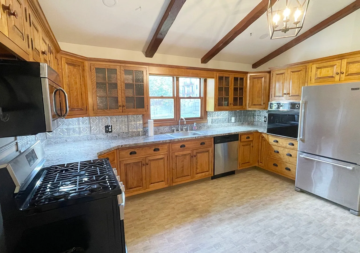 Gorgeous 3BR 1 Bathroom in Leominster - HOT — Photo 2