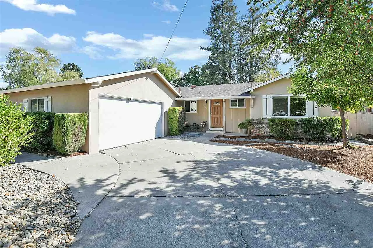 188 Greenwich Dr photo 1