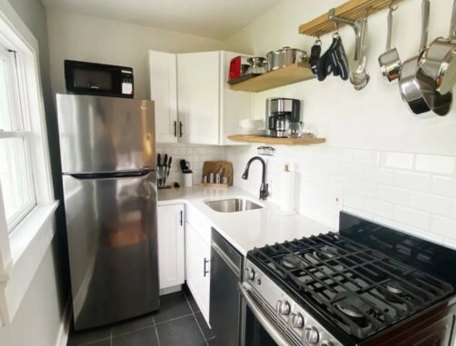 1 bed, 1.0 bath, 710 sqft, $2,011 — Photo 3