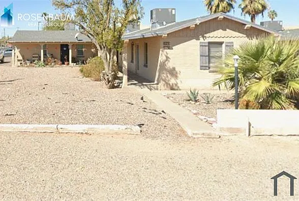 1701 N Village Dr — Photo 2