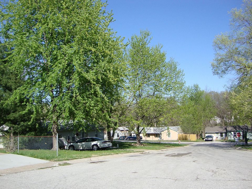 2nd image of 4910 Edgehill Dr