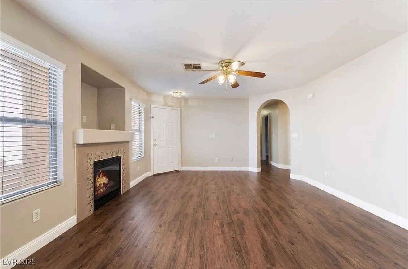 3 bed, 1108 sqft, $2,200 — Photo 2