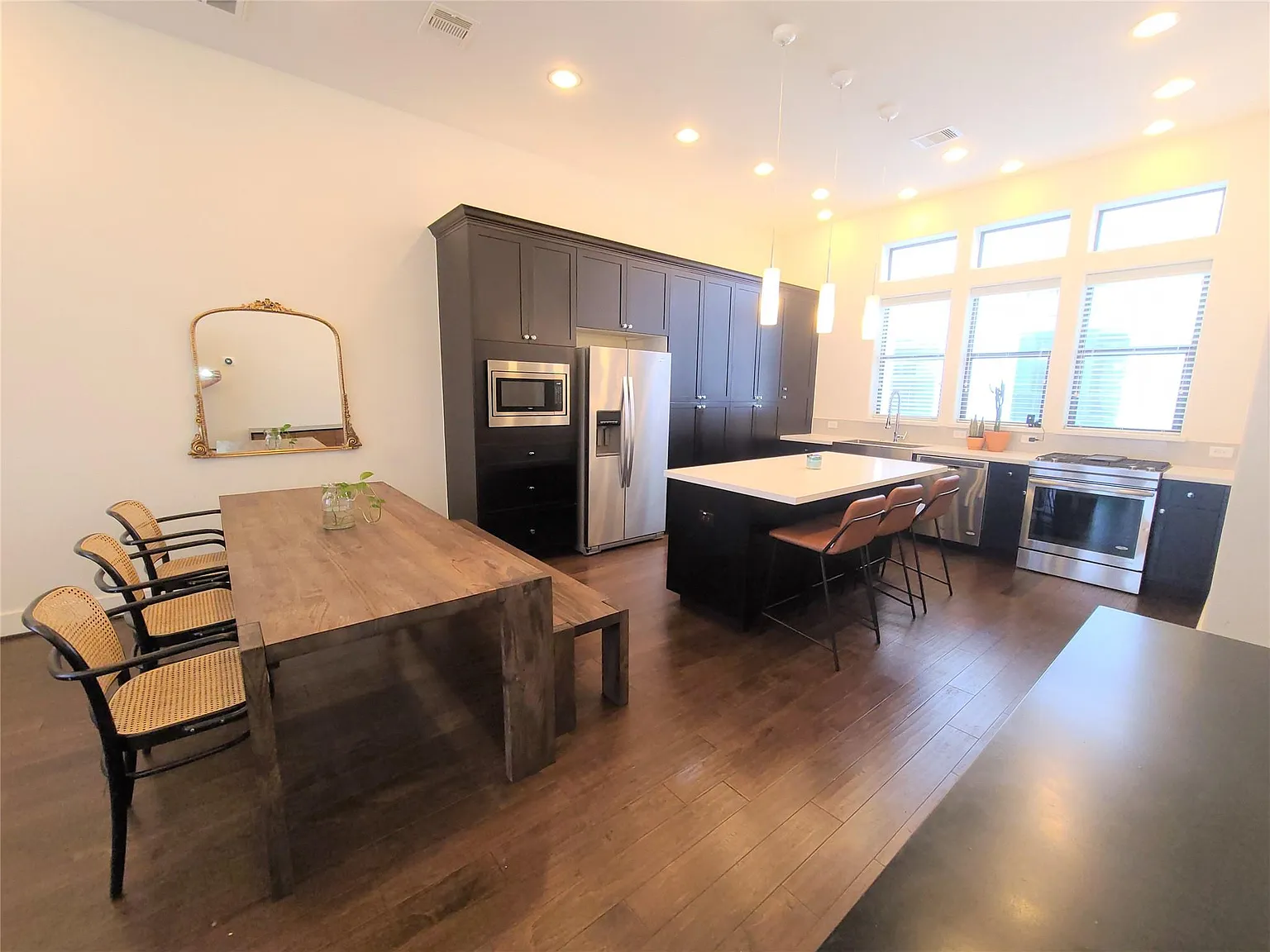 3 bed, 3.5 bath, 1889 sqft, $2,700 — Photo 2