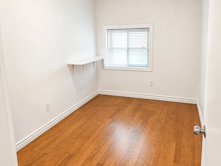 562 Bathurst St — Photo 2