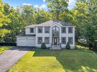 1074 Lancaster Dr, Bushkill, PA 18324