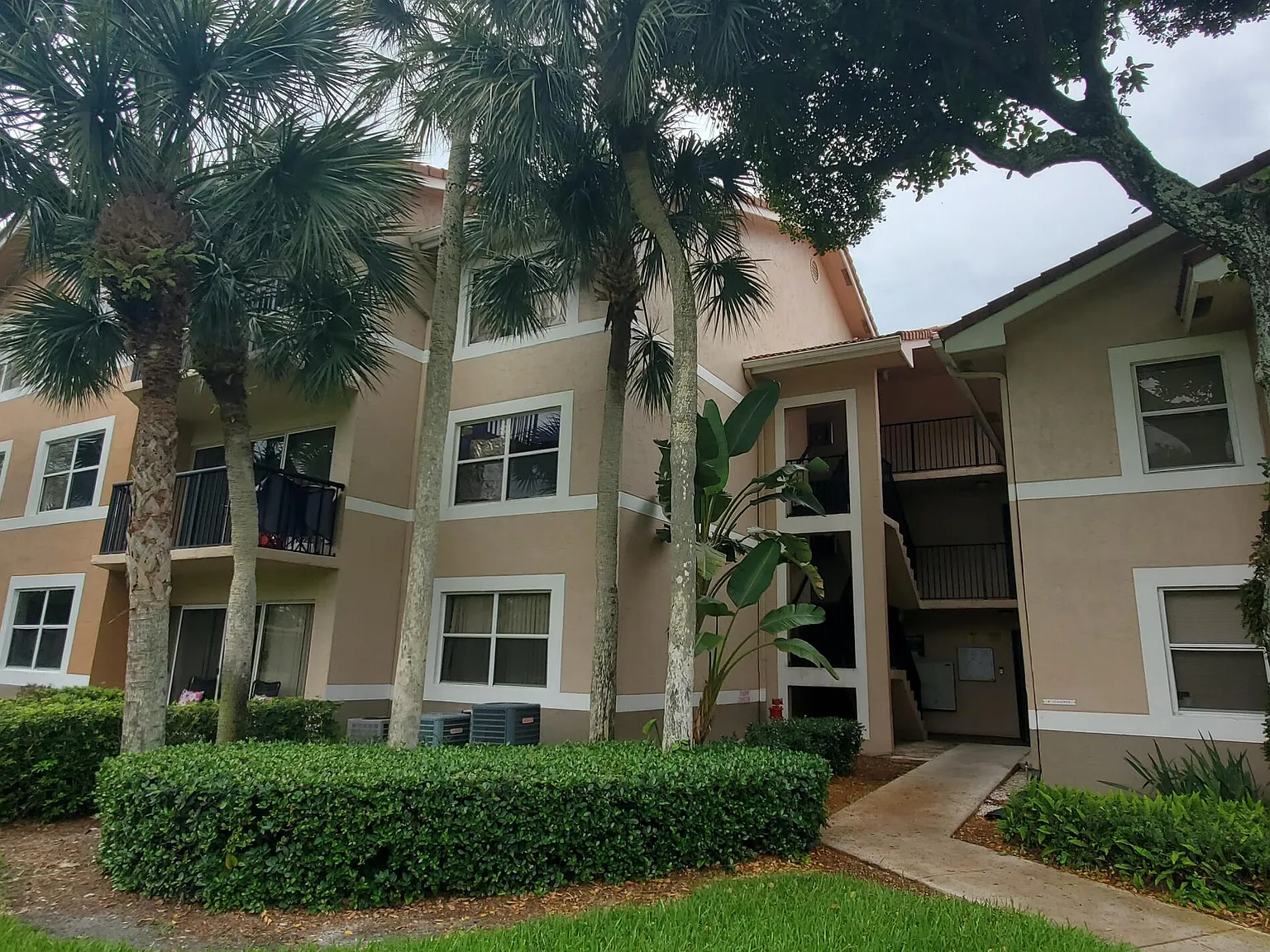 3 bed, 2.0 bath, 1166 sqft, $2,400 — Photo 3