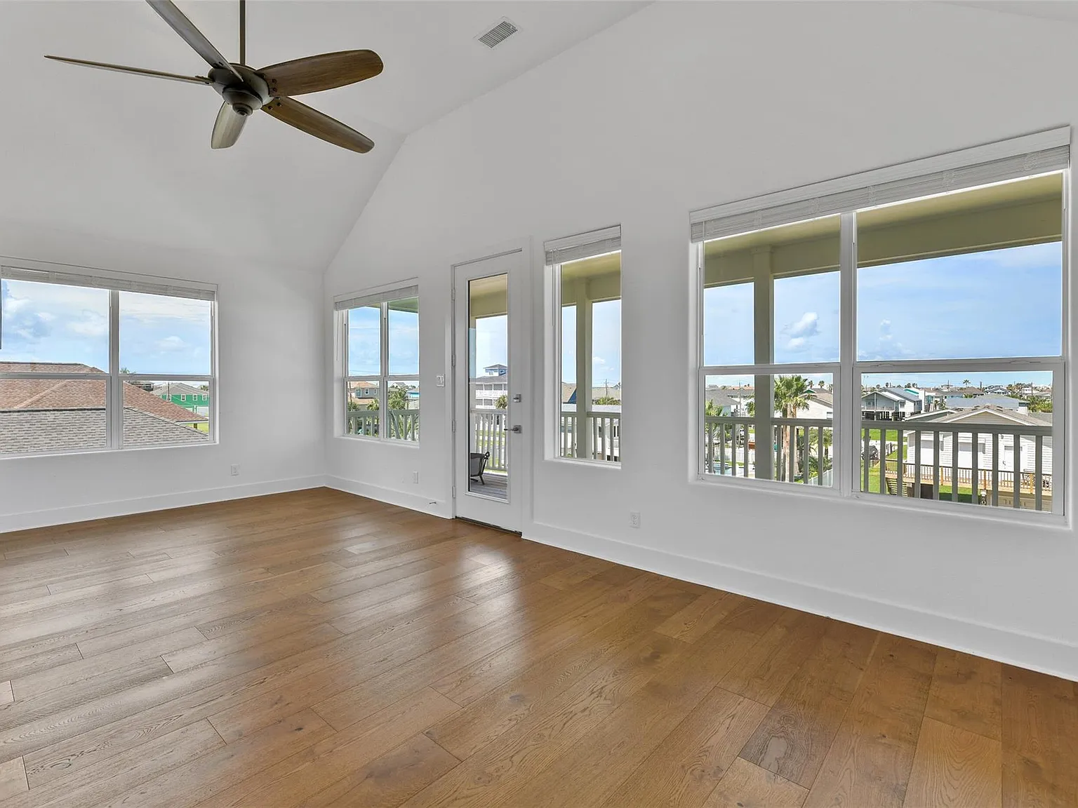 4 bed, 3.0 bath, 1582 sqft, $3,500 — Photo 4