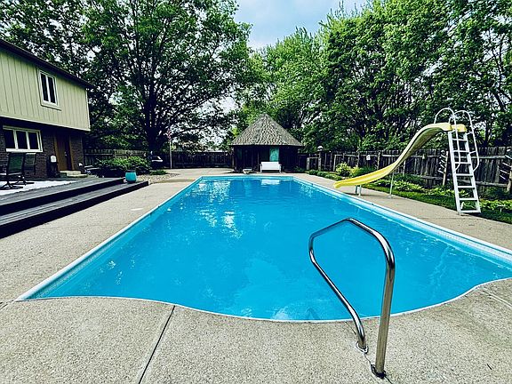 4th image of 300 Woodland West Dr