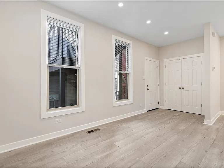 2742 N Seminary Ave #CH1 — Photo 3