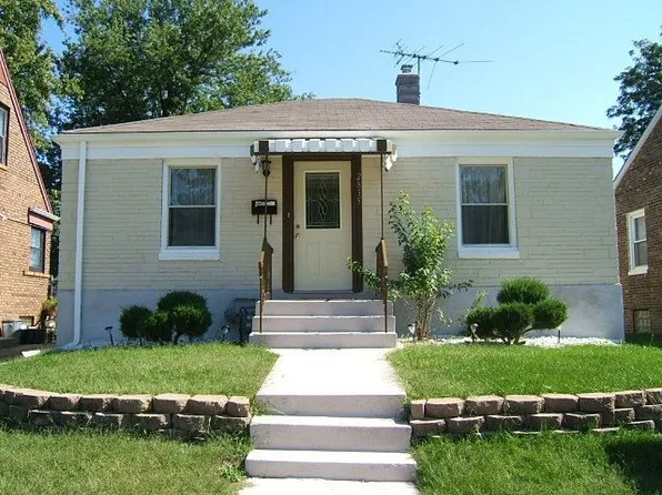2835 New York Ave, Whiting, IN 46394
