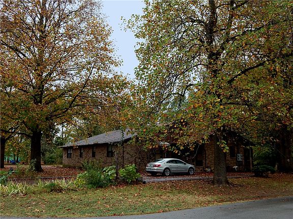 4th image of 609 SE D St