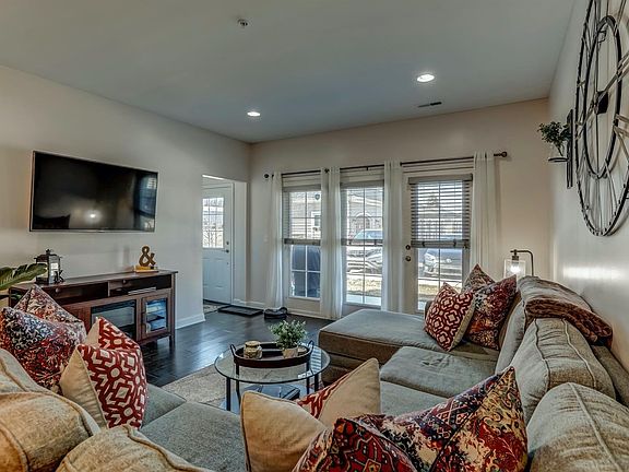 4th image of 5660 Arbor Chase Dr