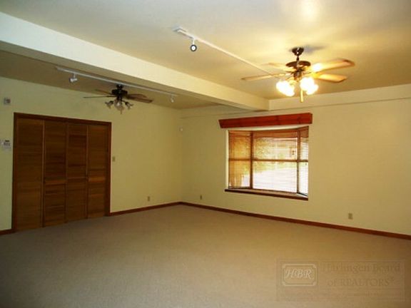 4th image of 1205 Oak Ct