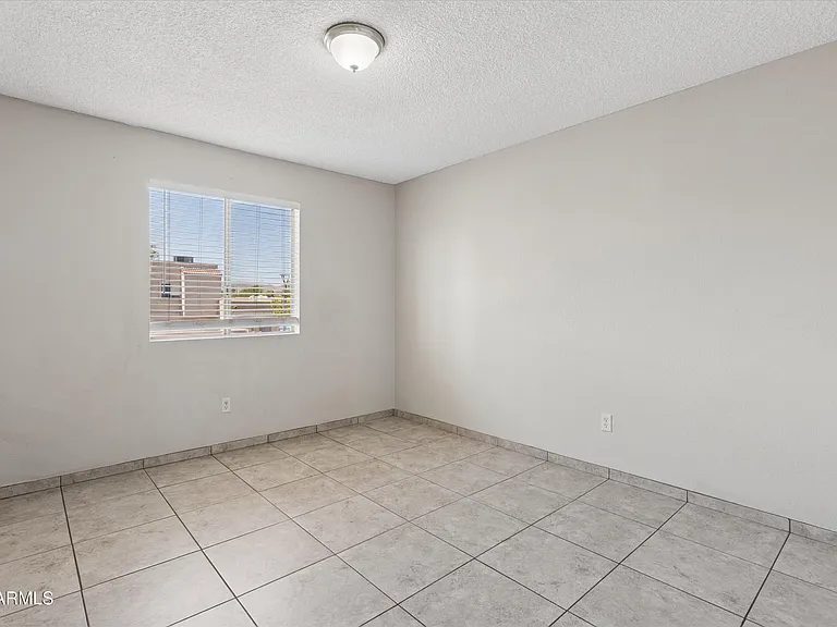 407 E Pecan Rd — Photo 15