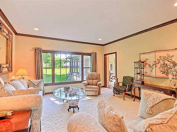 2nd image of 6941 Royal Oakland Way