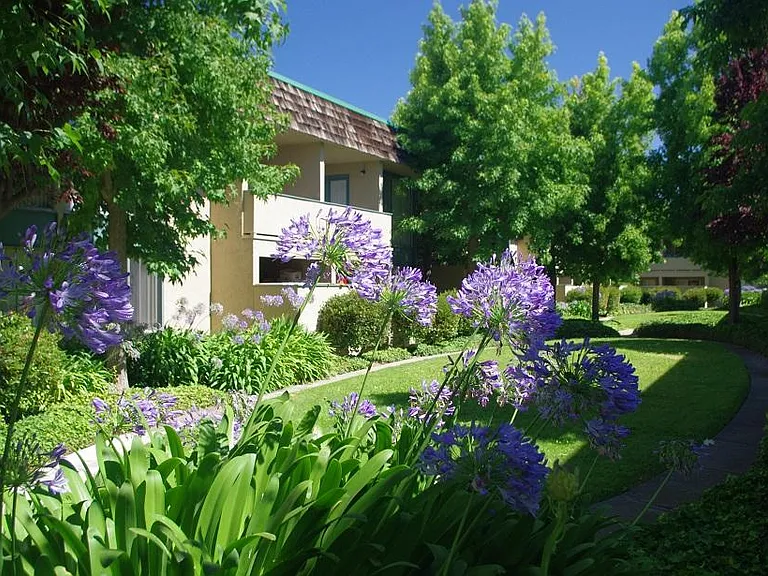 Suburbian Gardens — Photo 1