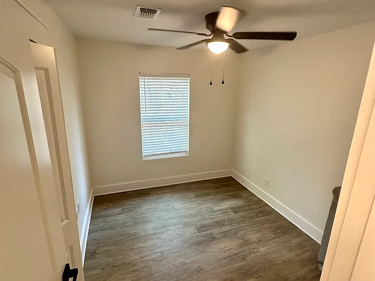1019 Steves Ave #1 — Photo 4