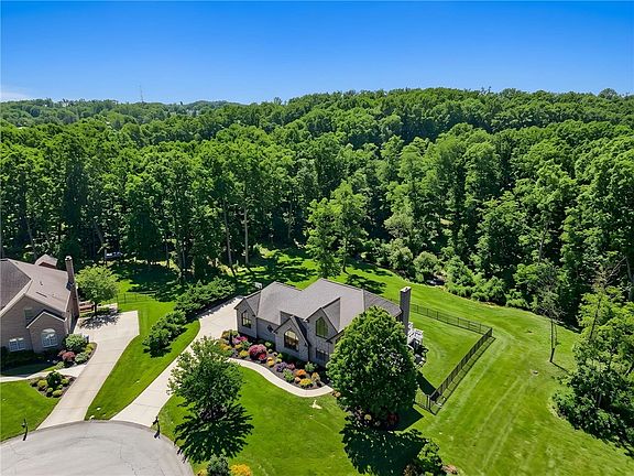 4th image of 421 Lenox Ct