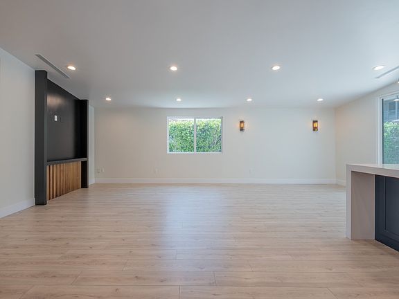 5th image of 6437 Longridge Ave