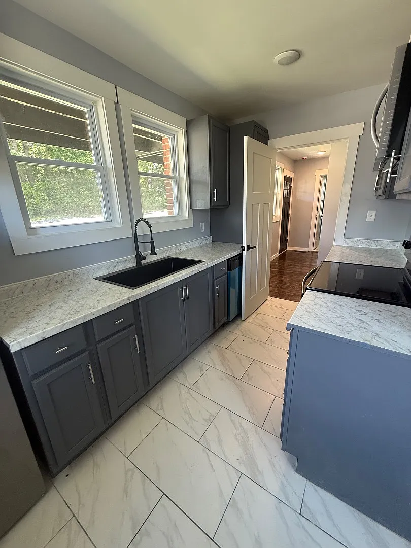 610 Cabell Dr - B — Photo 2