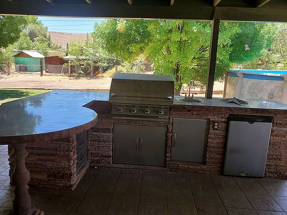 Outdoor kitchen area