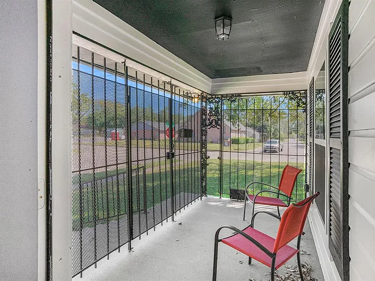 2533 Warren Ave — Photo 17