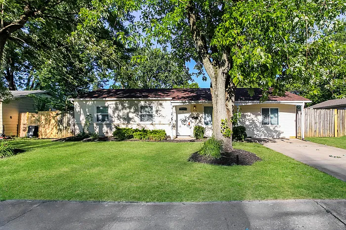990 Sheffield Dr — Photo 1