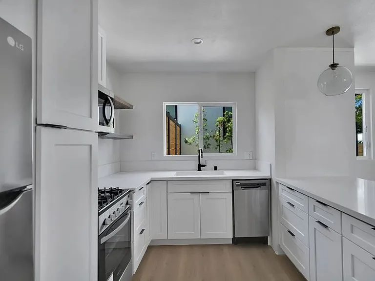 Stylish Santa Monica studio with w/d in unit, and private rear yard. — Photo 13