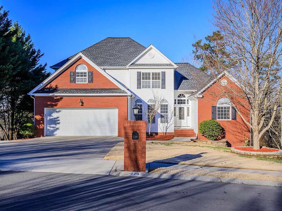 1st image of 220 Carriage Dr