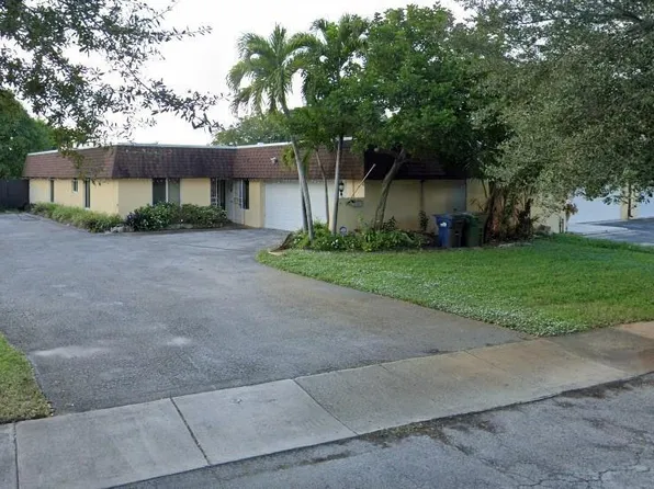 19112 W Lake Dr, Hialeah, FL 33015