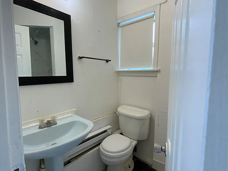 76 Garden City Ave — Photo 10