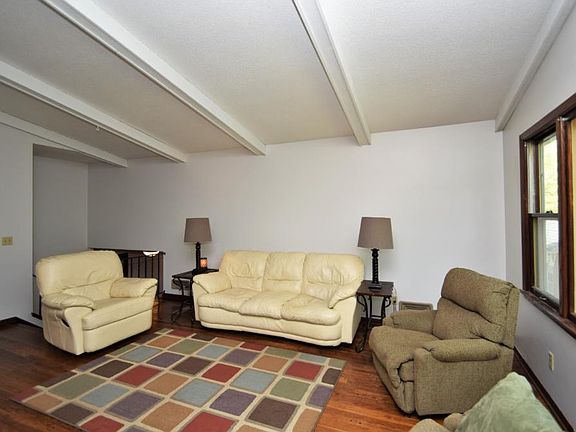 3rd image of 323 Sunrise Ln N