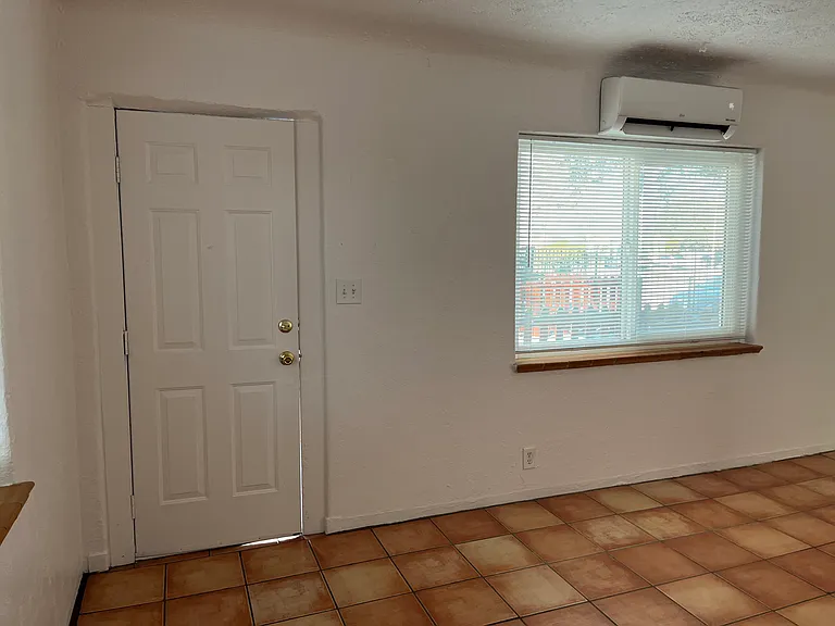 Super Cool Mid-Century Modern East Nob Hill Penthouse Suite with Views — Photo 84