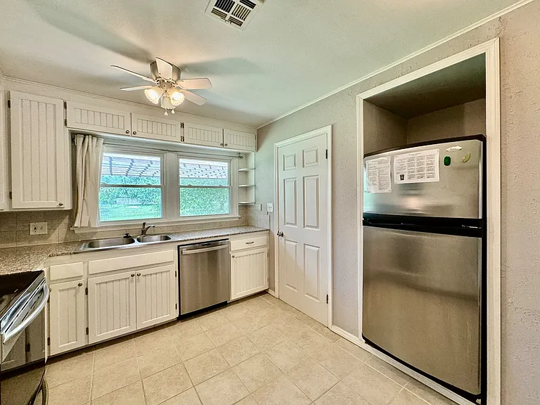 9519 Stratford Dr — Photo 8