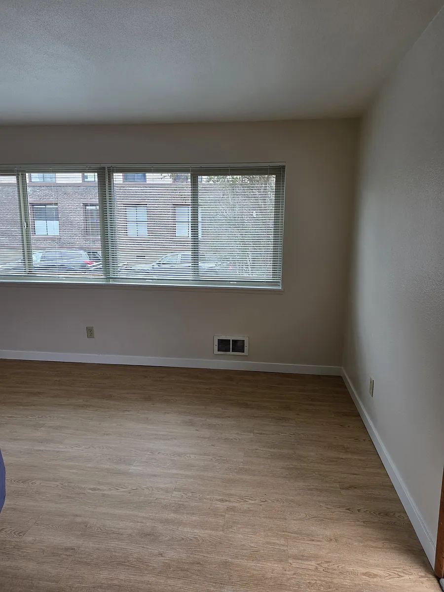 Building Photo - 426 14th Ave E #1
