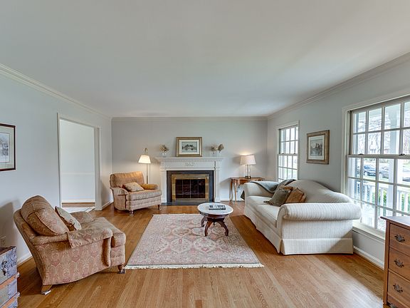 3rd image of 1003 Emerald Dr