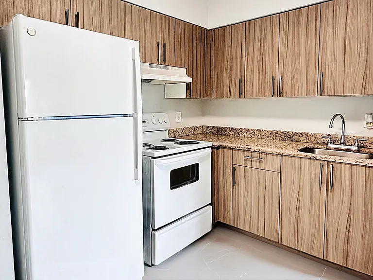 1007 W Prospect Rd — Photo 4
