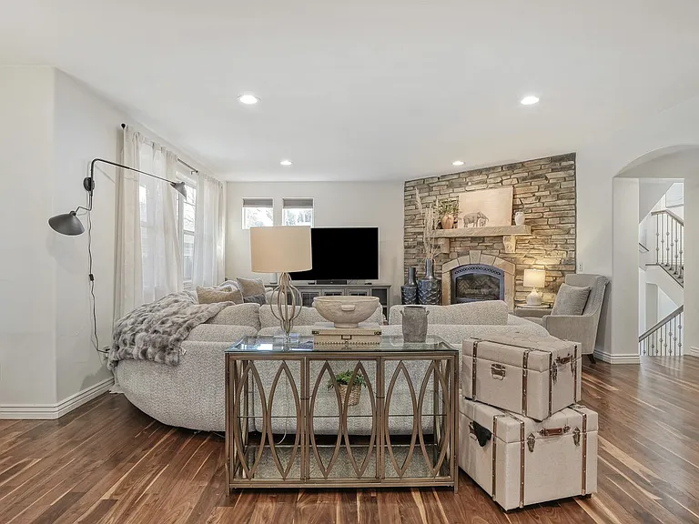 MAIN LIVING ROOM