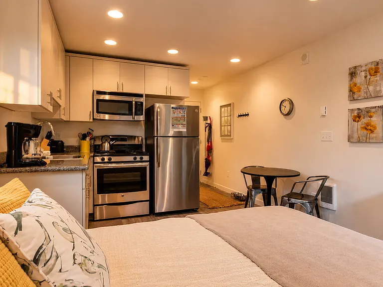 Discover Urban Serenity: Stylish Property in Capitol Hill's Pulse — Photo 2